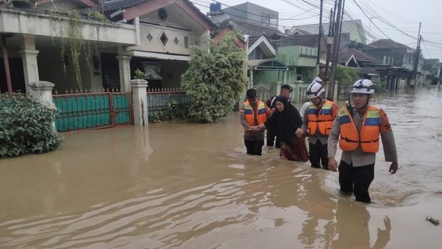 Pasukan Korps Brimob Polri terjun ke titik-titik banjir di Kabupaten Bogor dan Kota Bekasi untuk mengevakuasi warga yang terjebak di rumah, membantu mobilitas warga melewati akses yang terputus hingga menyalurkan bantuan ke korban terdampak banjir.