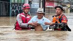 Potret Brimob Terobos Banjir, Evakuasi Warga di Bogor dan Bekasi