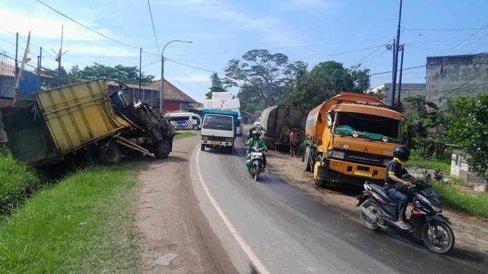 Dua truk di Jambi terlibat adu banteng di Jalan Lingkar Selatan, Kota Jambi