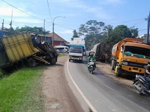 Truk Adu Banteng di Jambi, Sopir dan Kernet Terluka