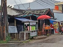 Es Sirsaknya Ludes Diborong, Penjual Ini Sampai Sujud Bersyukur