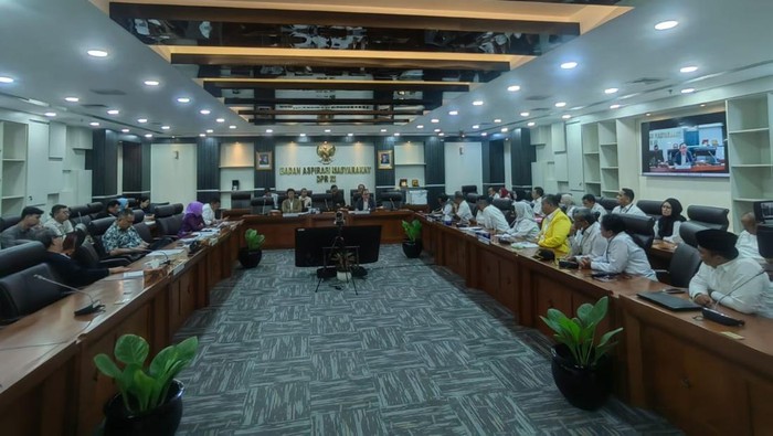Federasi Serikat Pekerja BUMN Indonesia Raya mengadu ke DPR soal nasib anak usaha Indofarma.
