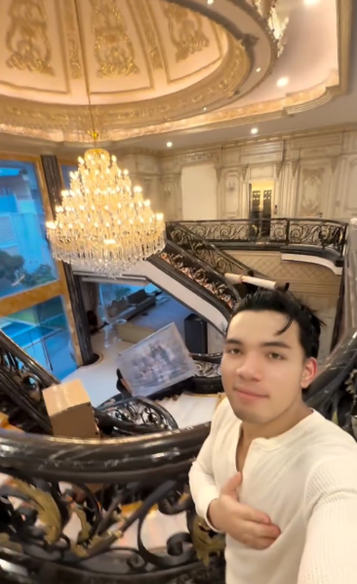 Gaya Keren Saaih Halilintar Makan Steak di Dubai dan Masak Salmon Gaya Keren Saaih Halilintar Makan Steak di Dubai dan Masak Salmon
