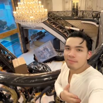 Gaya Keren Saaih Halilintar Makan Steak di Dubai dan Masak Salmon