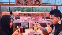 Sushi jadi menu makanan favoritnya, iah bahkan bisa menghabiskan berpiring-piring sekali makan. Foto: Instagram @saaihalilintar