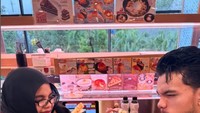 Begini keseruan Saaih makan aneka sushi di salah satu resto dengan konsep conveyor belt yang seru.  Foto: Instagram @saaihalilintar