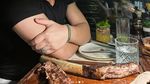 Gaya Keren Saaih Halilintar Makan Steak di Dubai dan Masak Salmon