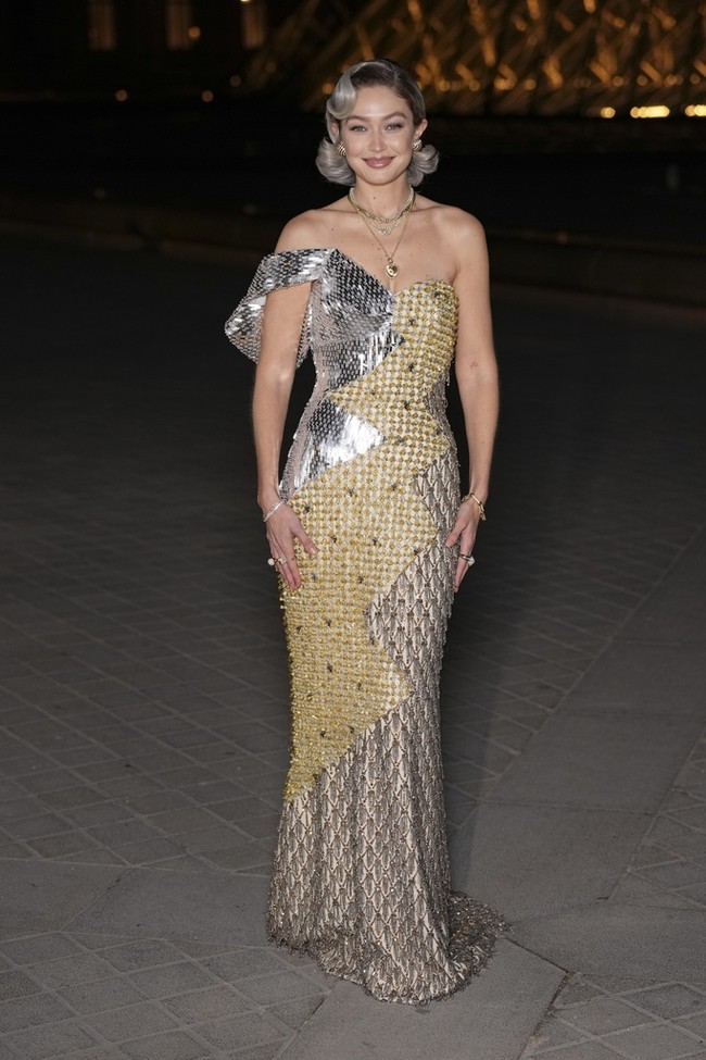 Rambut silver berkilau ini merupakan hasil karya Dimitris Giannetos, penata rambut yang juga pernah menangani selebriti seperti Joey King, Rita Ora dan Megan Fox. Foto: Scott A Garfitt/Invision/AP