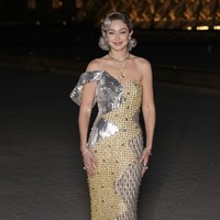 Rambut silver berkilau ini merupakan hasil karya Dimitris Giannetos, penata rambut yang juga pernah menangani selebriti seperti Joey King, Rita Ora dan Megan Fox. Foto: Scott A Garfitt/Invision/AP