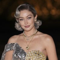 Rambutnya ditata sleek dengan teknik blow out, lalu dibelah pinggir dan bagian ujungnya dibuat melengkung. Foto: Scott A Garfitt/Invision/AP