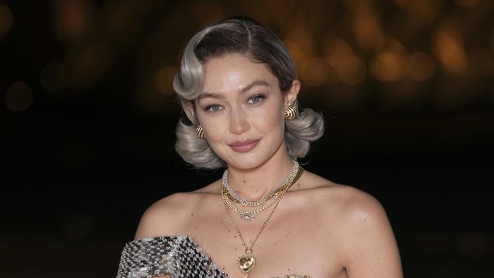 Gigi Hadid poses for photographers upon arrival for Le Grand Diner du Louvre during the Fall/Winter 2025-2026 Womenswear fashion week, Tuesday, March 4, 2025, in Paris. (Photo by Scott A Garfitt/Invision/AP)