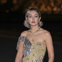 Model Gigi Hadid menghadiri Le Grand Diner du Louvre di Paris, Prancis, pada Selasa (4/3/2025). Acara ini digelar sebagai bagian dari pekan mode womenswear untuk Fall/Winter 2025-2026. Foto: Scott A Garfitt/Invision/AP