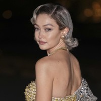 Ibu satu anak ini tampil mengejutkan dengan gaya baru. Rambut berpotongan bob dicat berwarna putih silver. Foto: Scott A Garfitt/Invision/AP