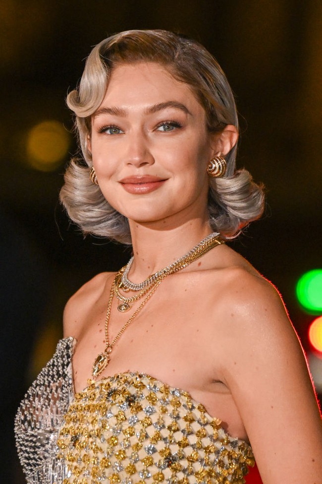Warna rambut baru ini menandai transformasi dari rambut Gigi Hadid yang sebelumnya lebih gelap dan pirang keemasan, yang dia tampilkan selama beberapa bulan lalu. Foto: Stephane Cardinale - Corbis/Corbis via Getty Images