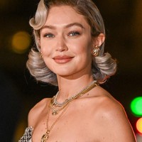 Warna rambut baru ini menandai transformasi dari rambut Gigi Hadid yang sebelumnya lebih gelap dan pirang keemasan, yang dia tampilkan selama beberapa bulan lalu. Foto: Stephane Cardinale - Corbis/Corbis via Getty Images