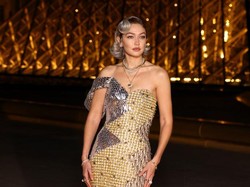 Foto: Perubahan Dramatis Rambut Gigi Hadid, Stunning dengan Warna Silver
