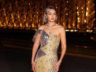 Foto: Perubahan Dramatis Rambut Gigi Hadid, Stunning dengan Warna Silver