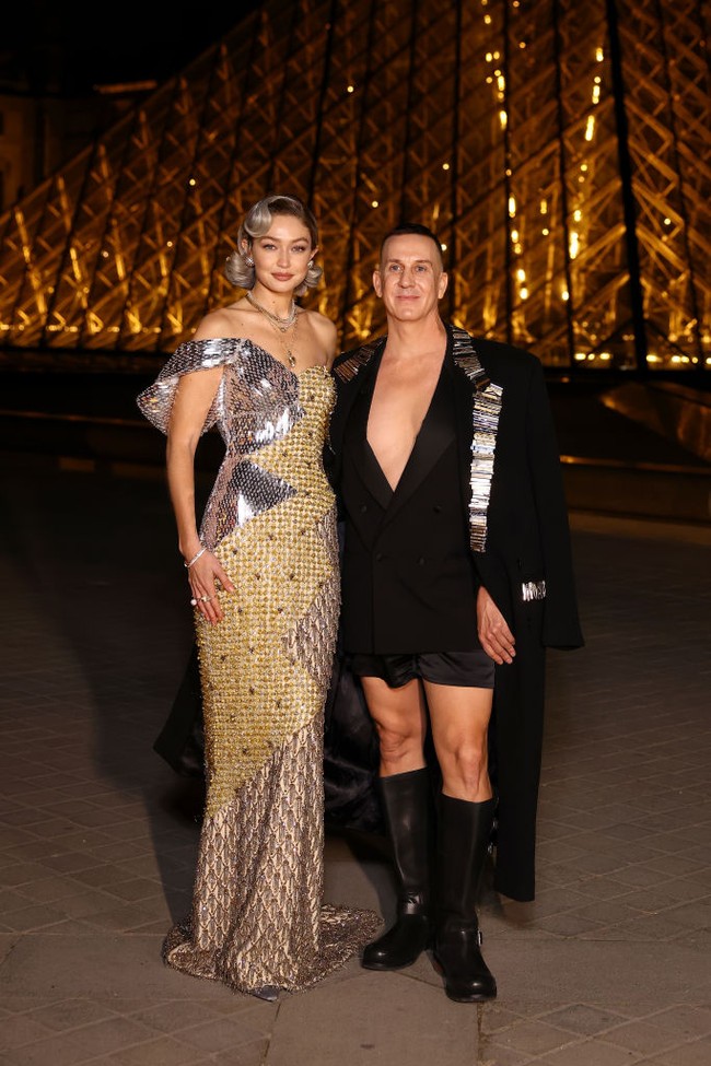 Busana yang dikenakan wanita 29 tahun ini pun tak kalah mencuri  atensi. Gigi tampil glamor memakai gaun emas dari Moschino. Foto: Stephane Cardinale - Corbis/Corbis via Getty Images
