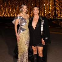 Busana yang dikenakan wanita 29 tahun ini pun tak kalah mencuri  atensi. Gigi tampil glamor memakai gaun emas dari Moschino. Foto: Stephane Cardinale - Corbis/Corbis via Getty Images