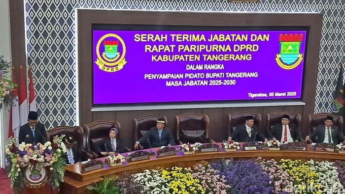 Gubernur Banten Andra Soni menghadiri rapat paripurna serah terima jabatan (sertijab) Bupati Tangerang di DPRD Tangerang. Foto: Arief/detikcom.