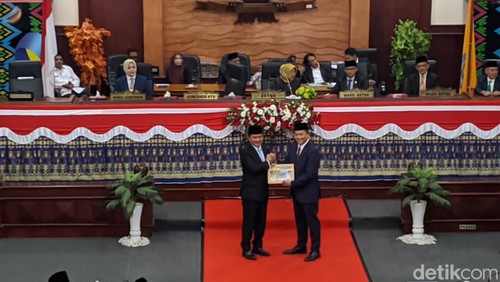 Gubernur NTB Lalu Muhamad Iqbal saat serah terima jabatan dari Pj Gubernur NTB Hassanudin, Rabu (5/3/2025). (Foto: Ahmad Viqi/detikBali)