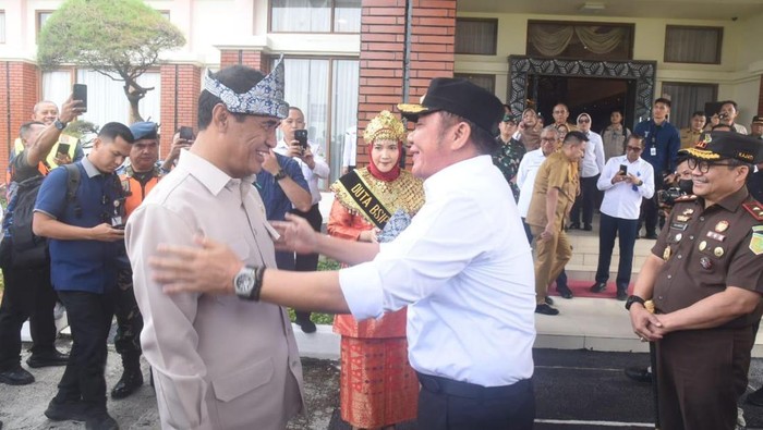Gubernur Sumsel Herman Deru menyambut Mentan Andi Amran di Palembang.