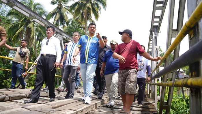 Gubsu Bobby Nasution saat meninjau jembatan saat masa kampanye Pilgub Sumut 2024. (Dok. Istimewa)