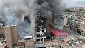 Gudang di Lima Peru Terbakar, Asap Mengepul