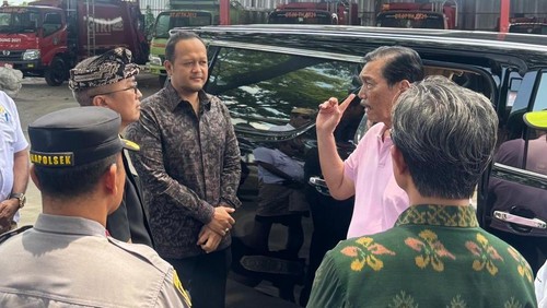 Wabup Bagus Alit Sucipta saat mendampingi Ketua Dewan Ekonomi Nasional, Luhut Binsar Pandjaitan, mengunjungi TPST Mengwitani, Selasa (4/3).