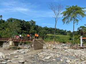 Luapan Sungai Cipamingkis Bogor Bikin Akses Terputus, 1 Kampung Terisolasi