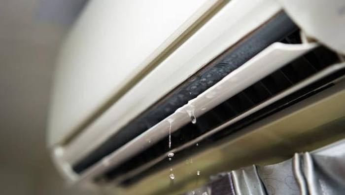Water leaking from the air conditioner drips from the cooler.