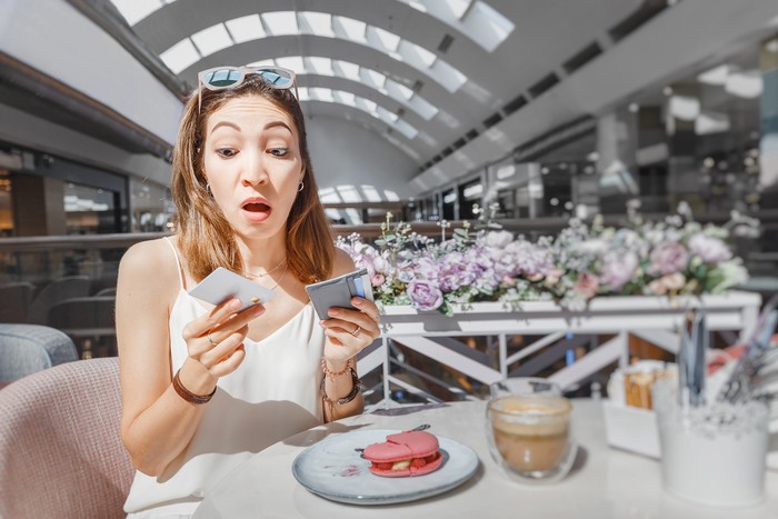 Ilustrasi kaget lihat harga tagihan makan mahal