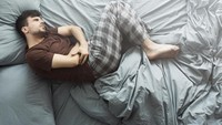 Saat sakit, jangan lupa perbanyak minum air putih meski kamu merasa tidak nafsu. Sebab hidrasi adalah kunci penting dari penyembuhan. Foto: Getty Images/Prostock-Studio