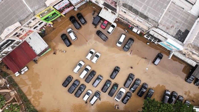 A drone view shows cars parked in a flooded residential area, following heavy rains in Bekasi, on the outskirts of Jakarta, Indonesia, March 4, 2025. REUTERS/Yuddy Cahya Budiman