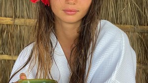 Inka Williams juga sering membagikan jepretan dan videonya tentang kondisi Bali. Salah satunya saat bulan Juni, ia mendatangi salah satu pantai dan ngajak wisatawan agar mampir ke warung lokal ketimbang beach club. Foto: Instagram @inkawilliams
