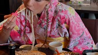 Ini momen Inka Williams saat menikmati ramen dan udang tempura khas Jepang. Tak tanggung-tanggung ia sambil memakai pakaian kimono. Foto: Instagram @inkawilliams