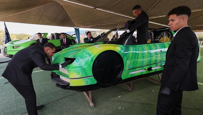 Inovasi βMobil Airβ Buatan Mesir Tembus Pasar Global, Ini Potretnya Egyptian entrepreneur Karim Amin rides a