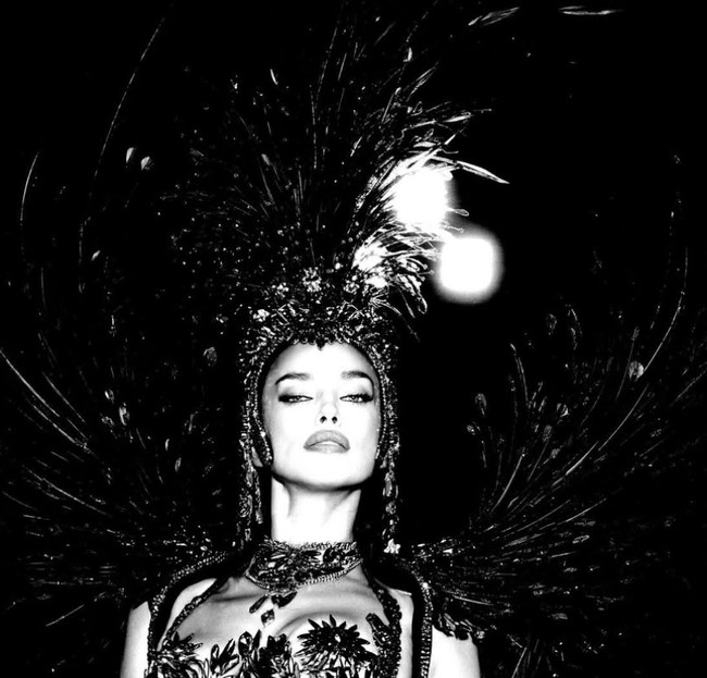 Sebagai seorang wanita Rusia, melangkah ke dalam tradisi Brasil, bahkan tanpa mengetahui cara menari samba, adalah sebuah tantangan sekaligus kehormatan besar, ujar Irina Shayk.  Foto: dok. Instagram @irinashayk