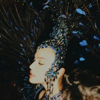 Karnaval Rio de Janeiro adalah salah satu perayaan terbesar dan paling terkenal di dunia, yang diadakan setiap tahun sebelum masa Prapaskah. Acara ini menampilkan parade megah yang diikuti oleh berbagai sekolah samba terbaik Brasil, di mana setiap grup berkompetisi untuk menampilkan pertunjukan terbaik mereka. Perayaan ini tidak hanya menjadi ajang pesta yang penuh kemeriahan, tetapi juga merupakan perwujudan seni, budaya, dan sejarah Brasil. Foto: dok. Instagram @irinashayk