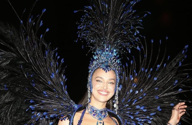 Model asal Rusia itu tidak pernah gagal dalam memberikan tampilan yang spektakuler. Dalam parade kali ini, Irina mengenakan kostum terdiri dari harness biru dengan cup berhiaskan bebatuan transparan yang bersinar, serta celana dalam model high-rise yang menonjolkan lekuk tubuhnya.  Foto: dok. Instagram @irinashayk