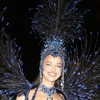 Model asal Rusia itu tidak pernah gagal dalam memberikan tampilan yang spektakuler. Dalam parade kali ini, Irina mengenakan kostum terdiri dari harness biru dengan cup berhiaskan bebatuan transparan yang bersinar, serta celana dalam model high-rise yang menonjolkan lekuk tubuhnya.  Foto: dok. Instagram @irinashayk