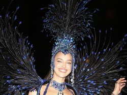 8 Gaya Seksi Irina Shayk dengan Kostum Gemerlap di Karnaval Rio De Janeiro
