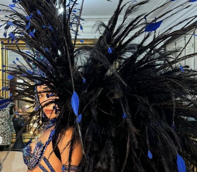 Supermodel Irina Shayk, mencuri perhatian di Karnaval Rio de Janeiro di Brasil dengan penampilannya yang memukau. Dalam kesempatan istimewa ini, Irina tampil mengenakan kostum karnaval berwarna biru yang berkilauan. Foto: dok. Instagram @irinashayk