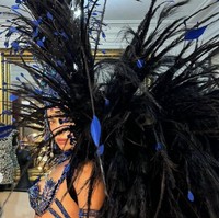 Supermodel Irina Shayk, mencuri perhatian di Karnaval Rio de Janeiro di Brasil dengan penampilannya yang memukau. Dalam kesempatan istimewa ini, Irina tampil mengenakan kostum karnaval berwarna biru yang berkilauan. Foto: dok. Instagram @irinashayk