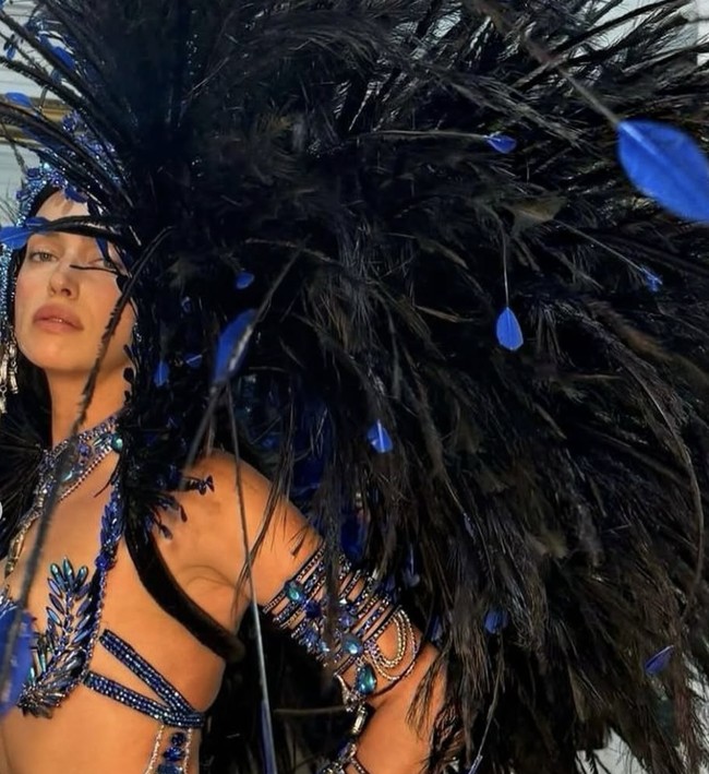Irina Shayk tampil dalam parade bersama sekolah samba Beija-Flor, salah satu grup samba paling prestisius di Brasil. Ia merasa sangat terhormat dapat berpartisipasi dan belajar lebih dalam tentang budaya Brasil.  Foto: dok. Instagram @irinashayk