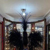 Salah satu elemen paling mencolok dari penampilannya adalah sepasang sayap hitam besar dengan aksen biru yang berkilauan, memberikan kesan dramatis saat ia berjalan di parade. Penampilan Irina ini mengingatkan pada era saat dia menjadi Victoria’s Secret Angel. Foto: dok. Instagram @irinashayk