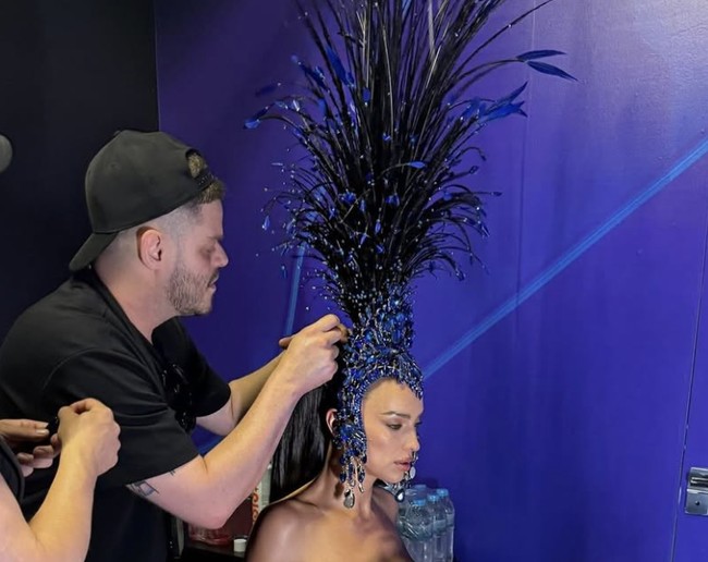 Untuk menyempurnakan penampilannya, ia mengenakan sepatu boots setinggi paha dengan desain cutout berhiaskan glitter. Melalui akun Instagram-nya, Irina membagikan beberapa foto di balik layar saat ia menjalani proses fitting dan persiapan mengenakan kostum tersebut. Foto: dok. Instagram @irinashayk