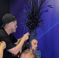 Untuk menyempurnakan penampilannya, ia mengenakan sepatu boots setinggi paha dengan desain cutout berhiaskan glitter. Melalui akun Instagram-nya, Irina membagikan beberapa foto di balik layar saat ia menjalani proses fitting dan persiapan mengenakan kostum tersebut. Foto: dok. Instagram @irinashayk