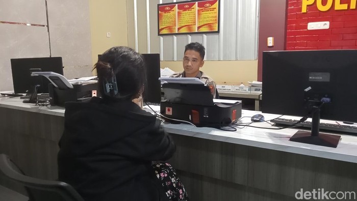 IRTdi Palembang melapor ke polisi usai dikeroyok tetangga.