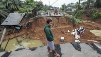 Jalan nasional yang menghubungkan Provinsi Jambi dengan Sumatera Barat yang amblas pada Minggu (2/3) akibat hujan deras itu hingga Rabu (5/3) pagi masih belum bisa dilintasi. 